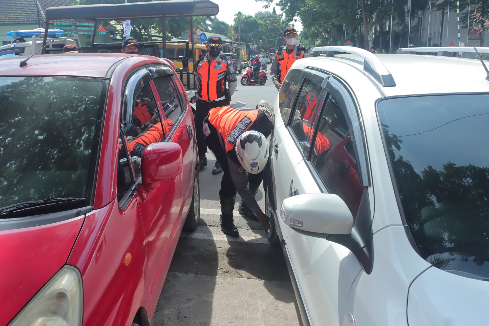 Parkir Sembarangan, Dishub Palembang Kempiskan 30 Ban Mobil dan Angkut Belasan Motor!