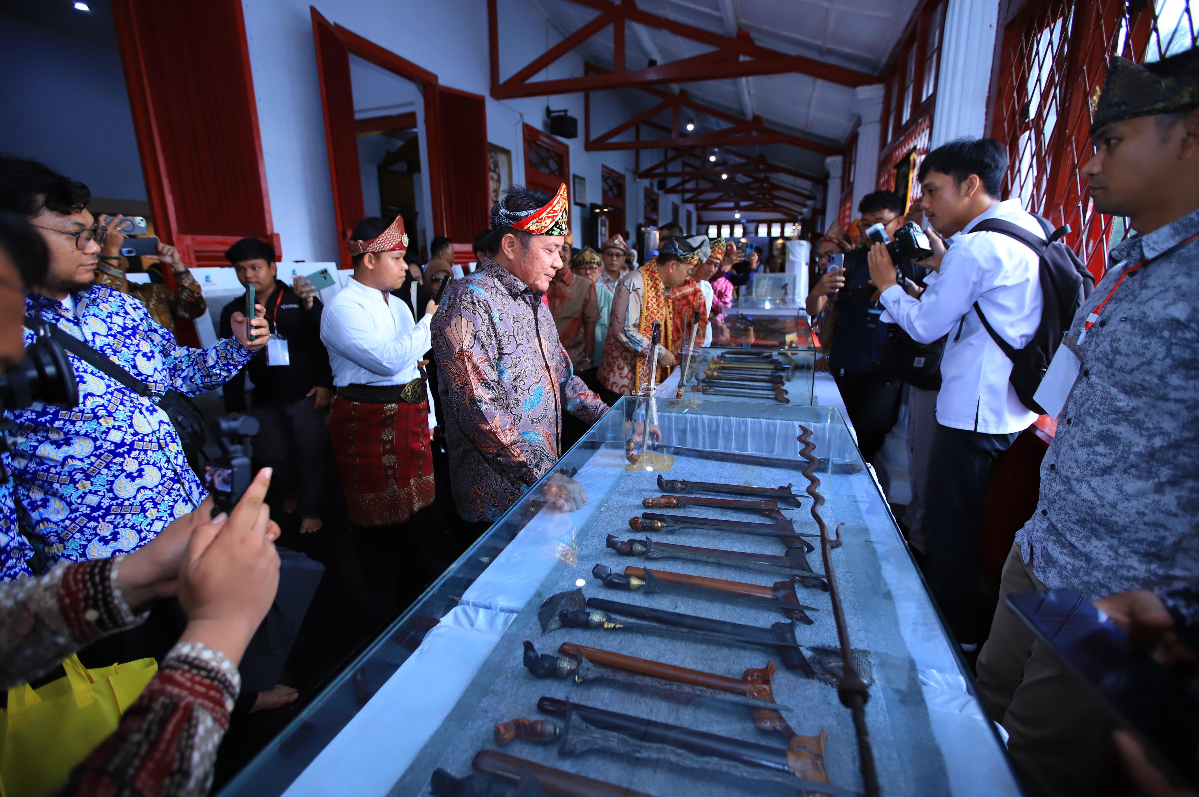 Gubernur Herman Deru Dampingi Fadli Zon Buka Pameran Perangko Pendiri Bangsa di Palembang