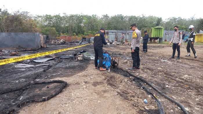 Olah TKP Gudang Minyak BBM Ilegal yang Terbakar di Muara Enim, Labfor Polda Sumsel Gandeng POM