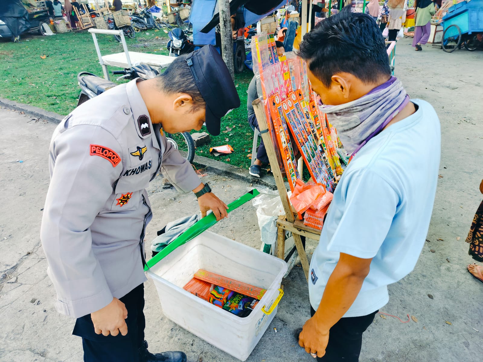 Masih Ditemukan Pedagang Petasan di Pasar Bedug, Polsek Tanjung Batu Ogan Ilir Kembali Sampaikan Imbauan