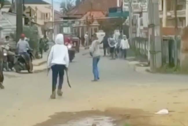 Dua Remaja Saling Serang Pakai Parang Panjang di Kelurahan 3-4 Ulu, Videonya Viral