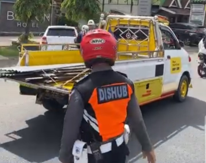 Mobil Angkutan Barang Dicegat di Depan Pasar Cinde Palembang, Ini yang Dilakukan Petugas Gabungan