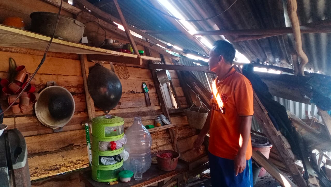 Hujan Deras Semalaman Listrik Padam, Pria di Palembang Berjibaku Selamatkan Nyawa Saat Rumah Dihanta Tongkang