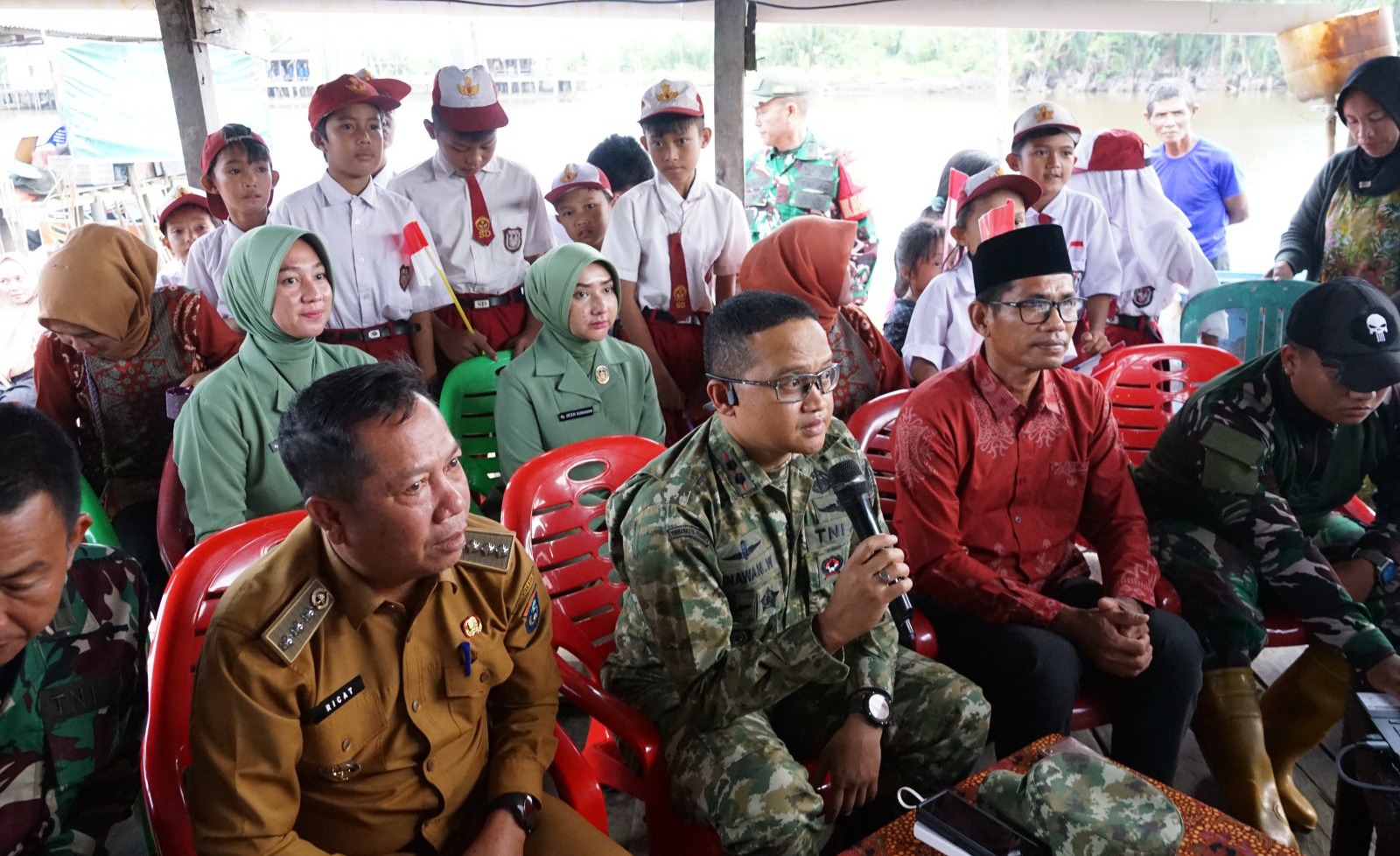 Dandim OKI Ikuti Vidcon Bersama Prabowo Peresmian Jembatan Gantung, di Desa Kuala Dua Belas 