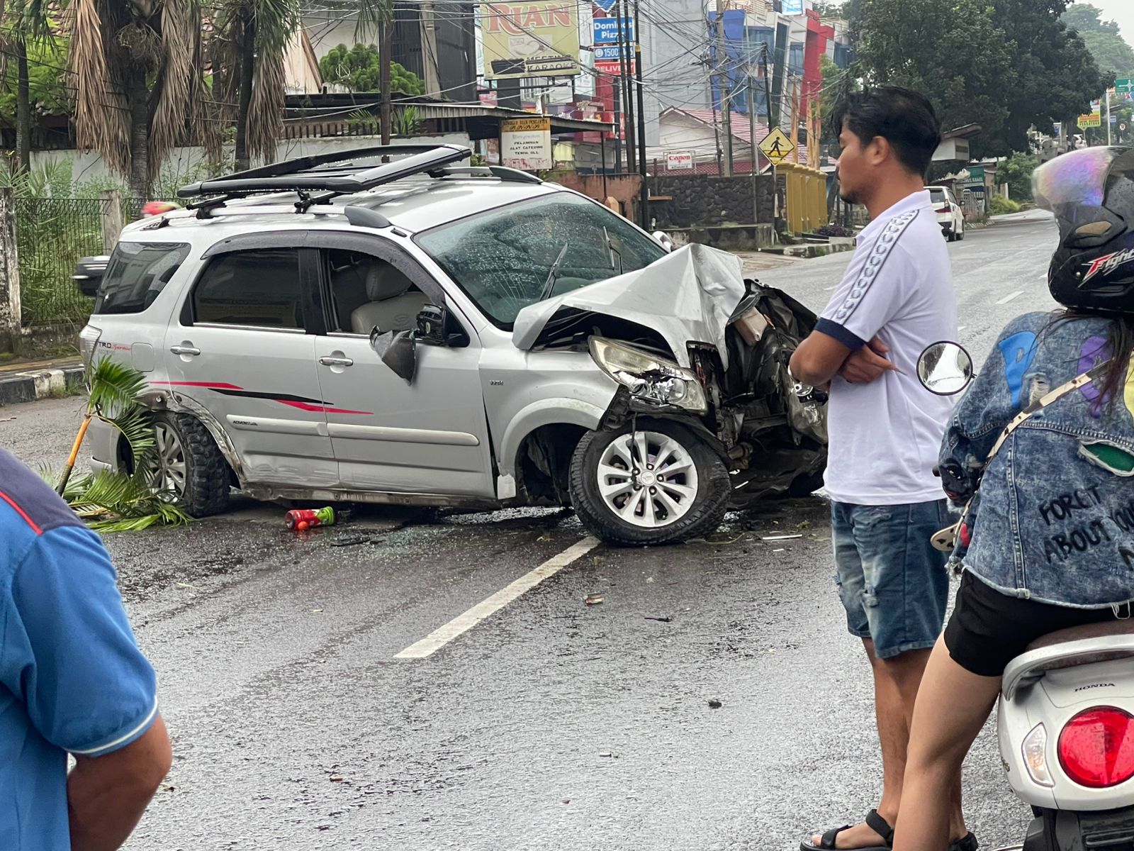 Melaju Kecepatan Tinggi Hilang Kendali, Mobil yang Dikemudikan Mahasiswa di Palembang Ini Hantam Tiang LRT 