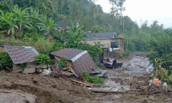  Tanah Longsor di OKU Selatan, Dua Warga Luka, Dua Rumah Roboh