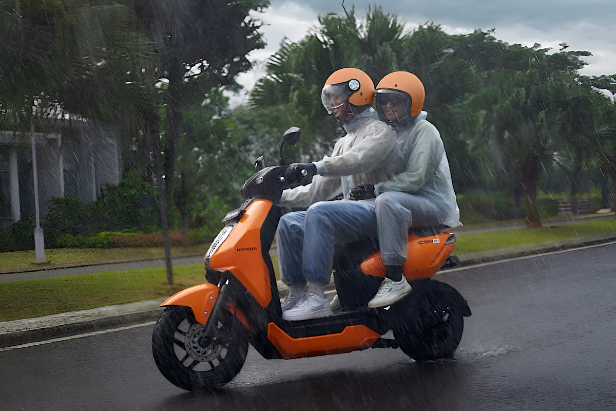 Hadapi Musim Hujan, Ini 7 Cara Aman Naik Motor Listrik, Tips Dari Tim Safety Riding Astra Motor Sumsel