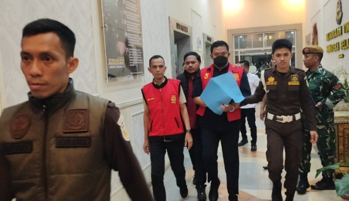 Pakai Rompi Tahanan dan Tangan Diborgol, Wabup PALI Iwan Tuaji: 