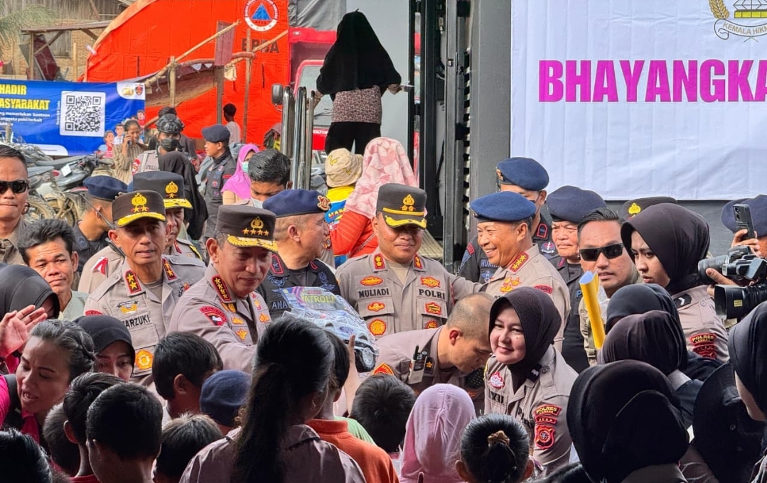 Dampingi Pengungsi, Kapolri Pastikan Kebutuhan Dasar Terpenuhi di Aceh Tamiang