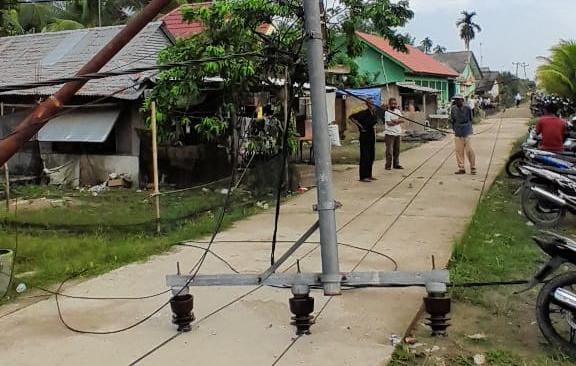 11 Tiang Listrik di Desa Sungai Semut Banyuasin Roboh, Diduga Faktor Usia