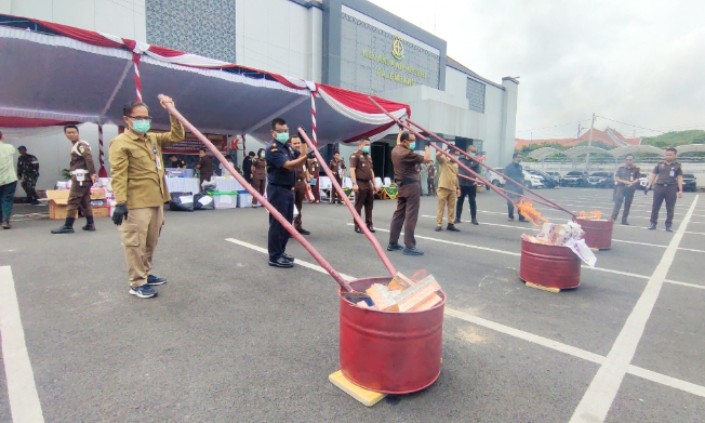 Kejari Palembang Musnahkan Barang Bukti Hasil Tindak Pidana, Dari Rokok Ilegal hingga Narkoba
