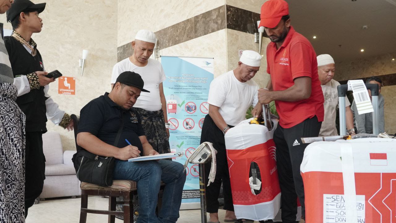 Petugas Masih Temukan Banyak Jemaah Haji Indonesia, yang Diam-Diam Membawa Air Zamzam di dalam Koper Bagasi