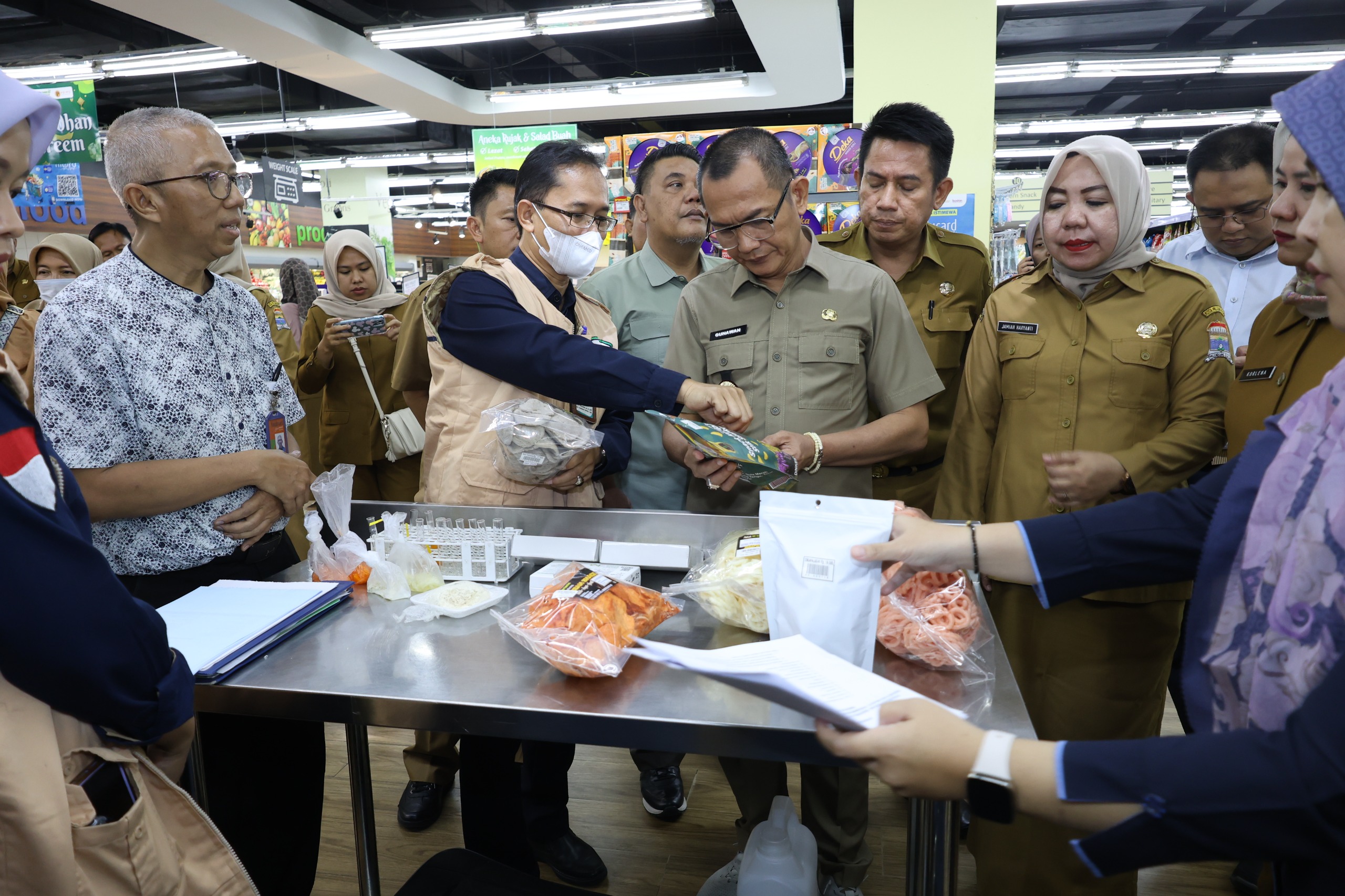 Saat Sidak Terpantau Harga Sembako Stabil, tapi Pj Sekda Palembang Temukan Ini di Supermarket!