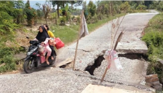Jalan Cor Beton di Muaradua Ambrol, Warga Minta Segera Diperbaiki