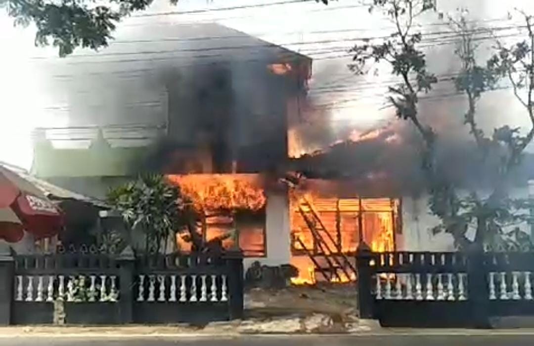 Fokus Perhitungan Suara Pemilu, Warga Dikejutkan Rumah 2 Lantai di Sapta Marga Palembang Ludes Terbakar 