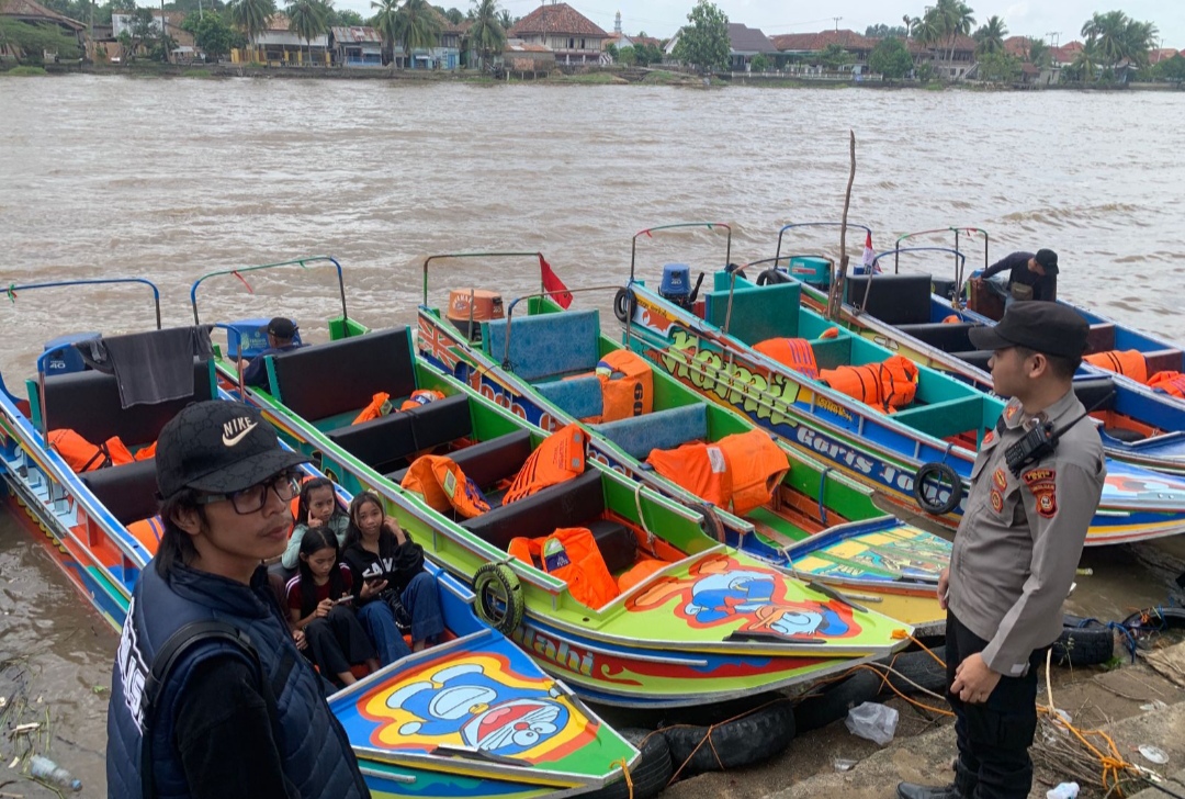 Hingga Sore Hari, Polres OKI Jaga Ketertiban Cakat Stempel di Sungai Komering