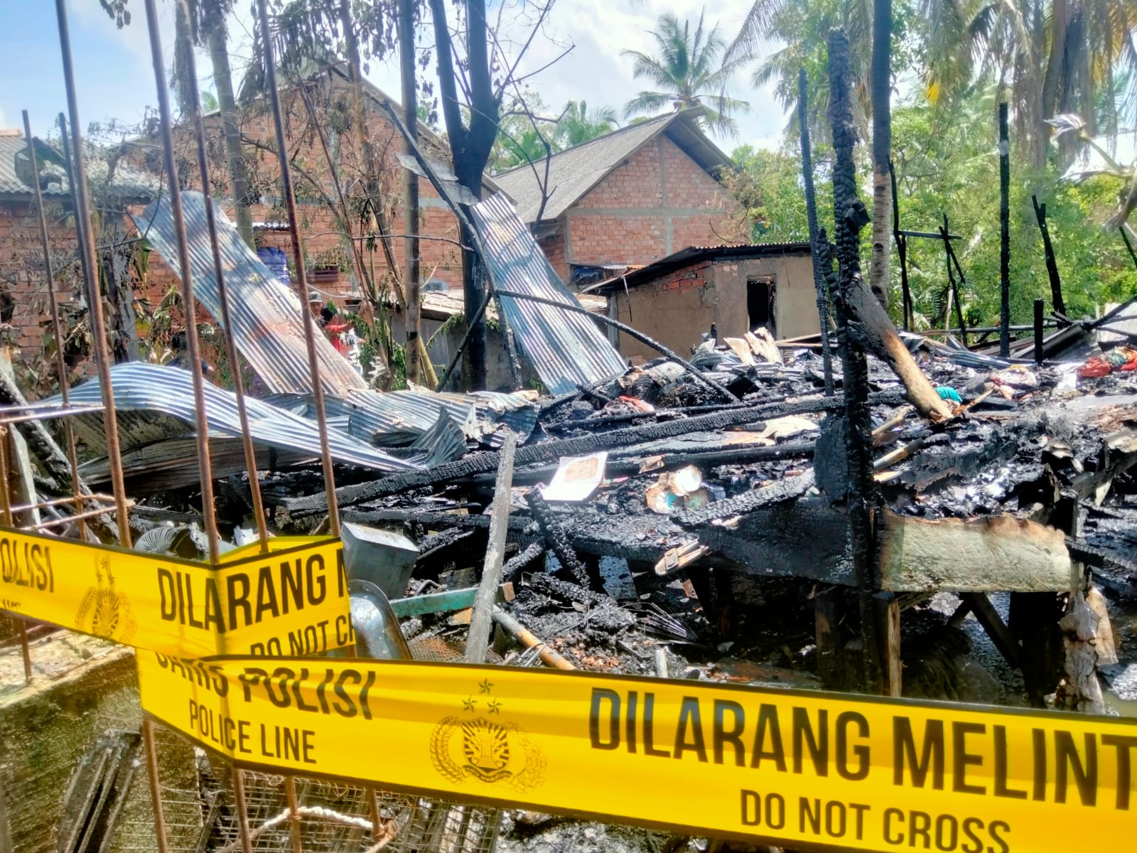 Ditinggal Pergi Pemiliknya, Satu Unit Rumah Semi Permanen di Plaju Palembang Rata dengan Tanah