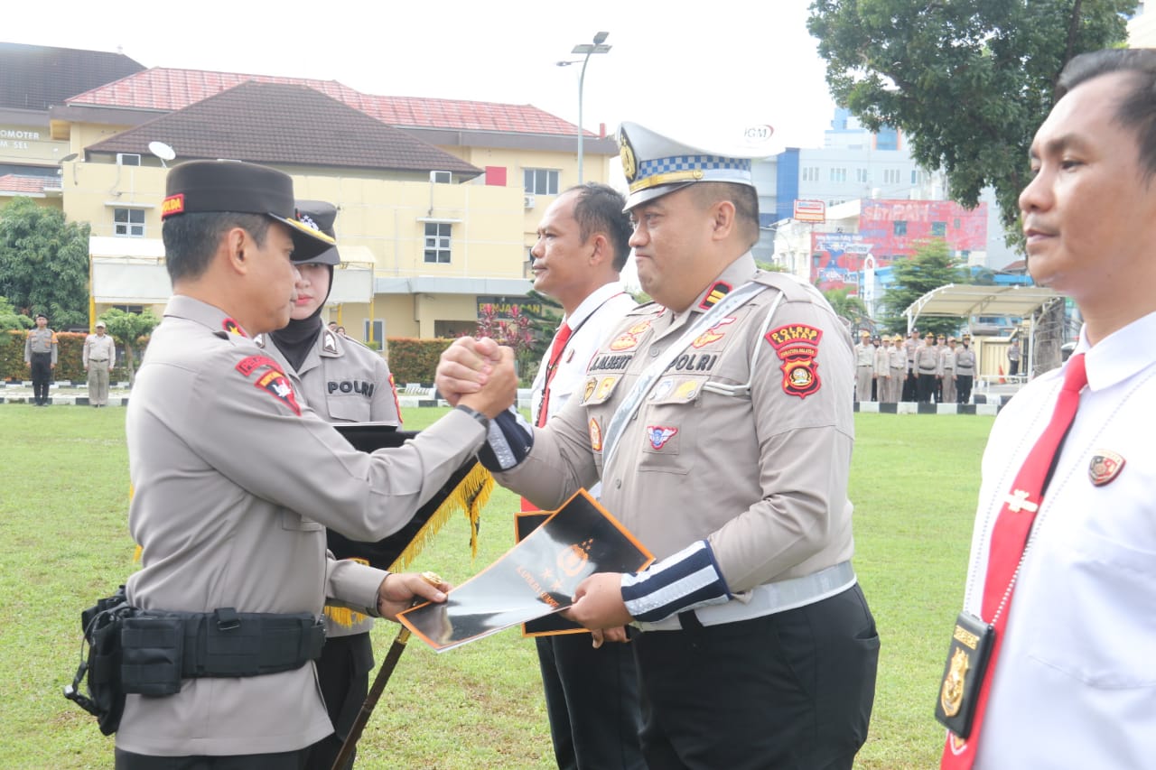 Tunjukkan Dedikasi Tinggi, 163 Personel Polda Sumsel Terima Piagam Penghargaan Kapolda