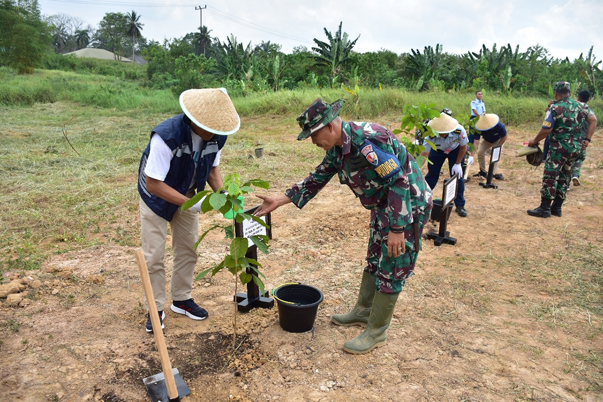 Pelindo dan TNI AU Tanam 400 Bibit Pohon di Lanud Sri Mulyono Herlambang untuk Peringati HUT RI ke-79