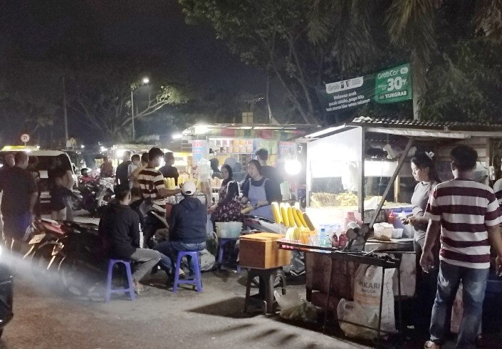 Berkah Malam Tahun Baru, Pedagang Jagung Bakar Panen Rezeki di Jakabaring Sport City