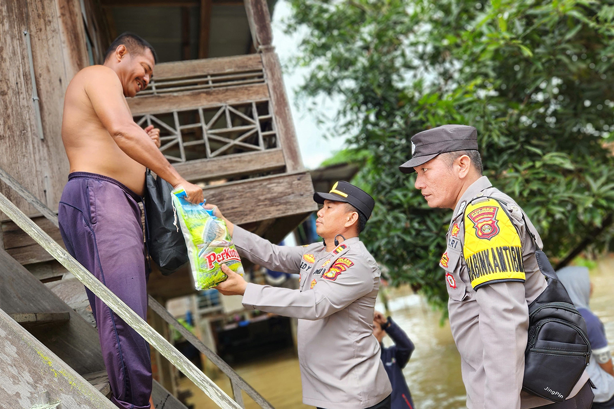 Kapolsek Sungai Keruh Tinjau Lokasi Banjir, Salurkan Bantuan Sosial untuk Warga Terdampak