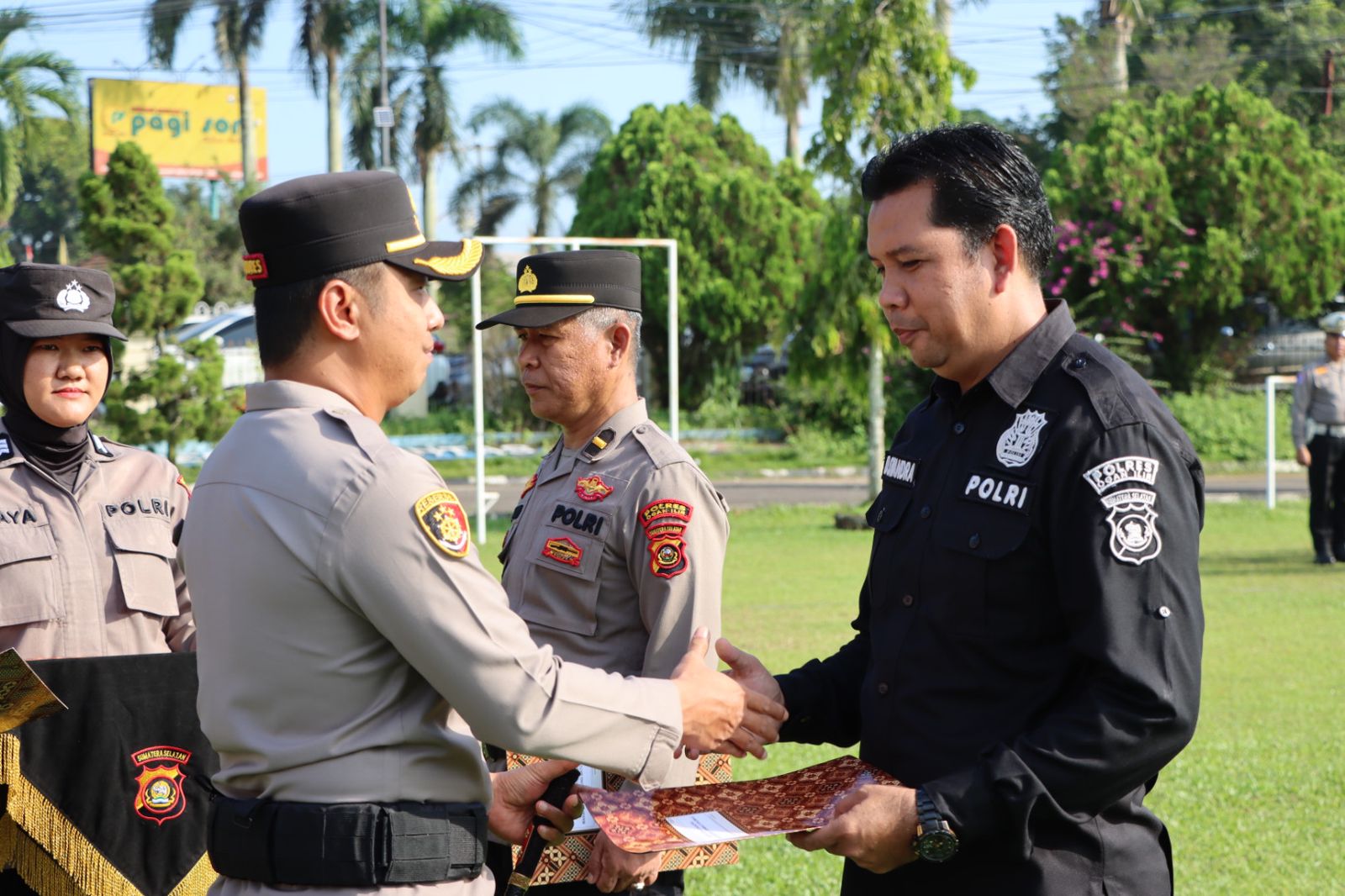 Polres Ogan Ilir Lakukan Upacara Pemberian Penghargaan kepada Personel yang Berprestasi