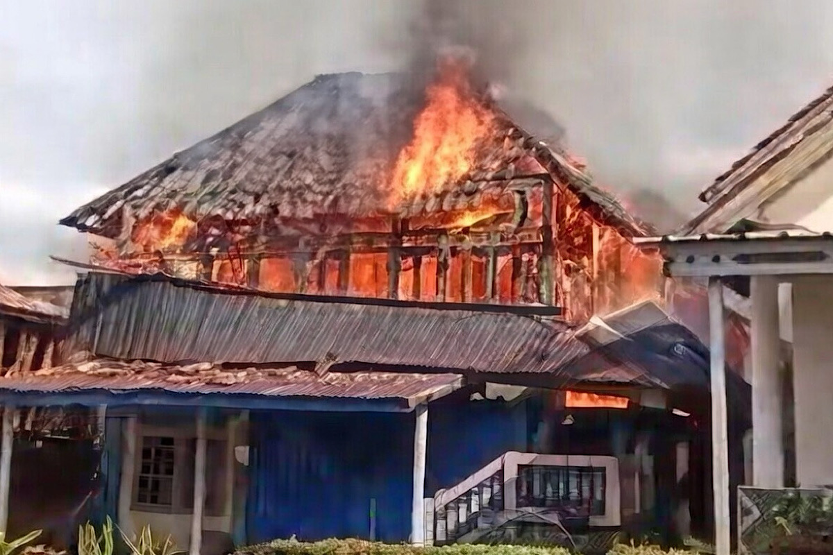 Korsleting Listrik, Rumah 2 Lantai di Empat Petulai Dangku Ludes Terbakar