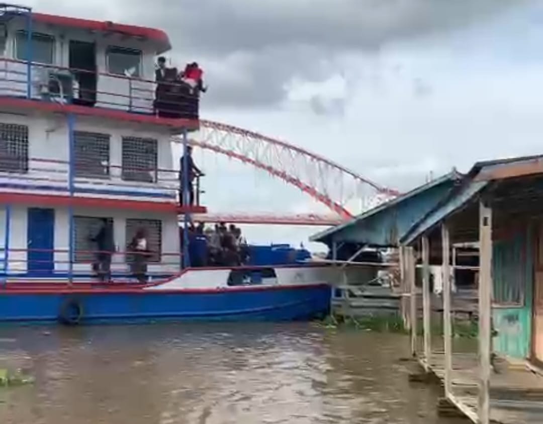 Angkut Puluhan Siswa SMA, Kapal Sigentar Alam Tabrak Rumah Rakit di Perairan Sungai Musi Palembang