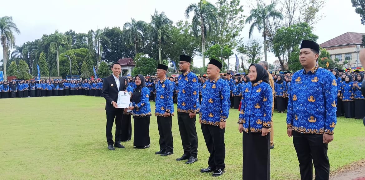 Ribuan PPPK Paruh Waktu Kabupaten OKI Dikukuhkan Bupati OKI
