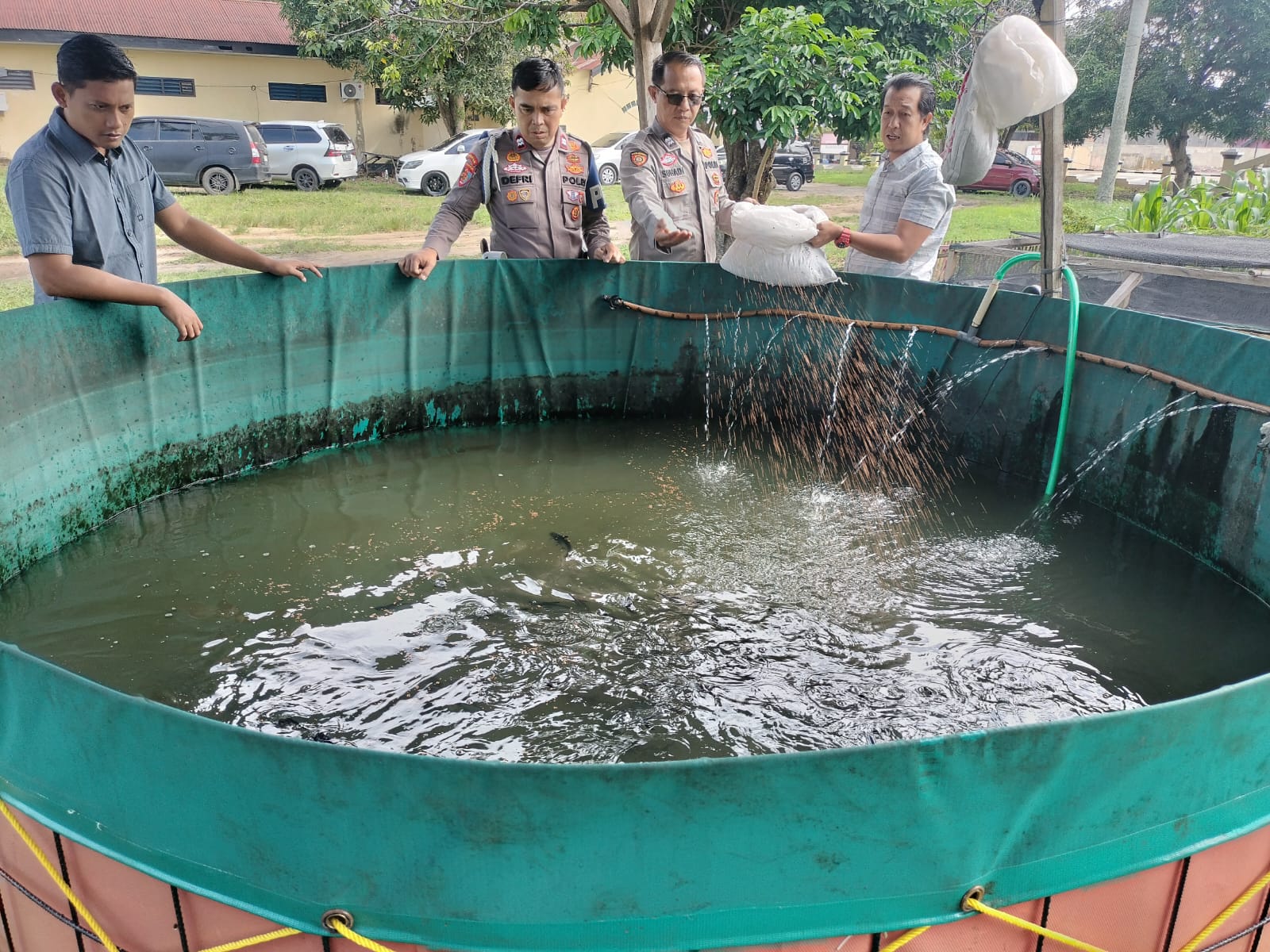 Polsek Indralaya Ogan Ilir Monitoring Perkembangan Ternak Ikan Program Ketahanan Pangan