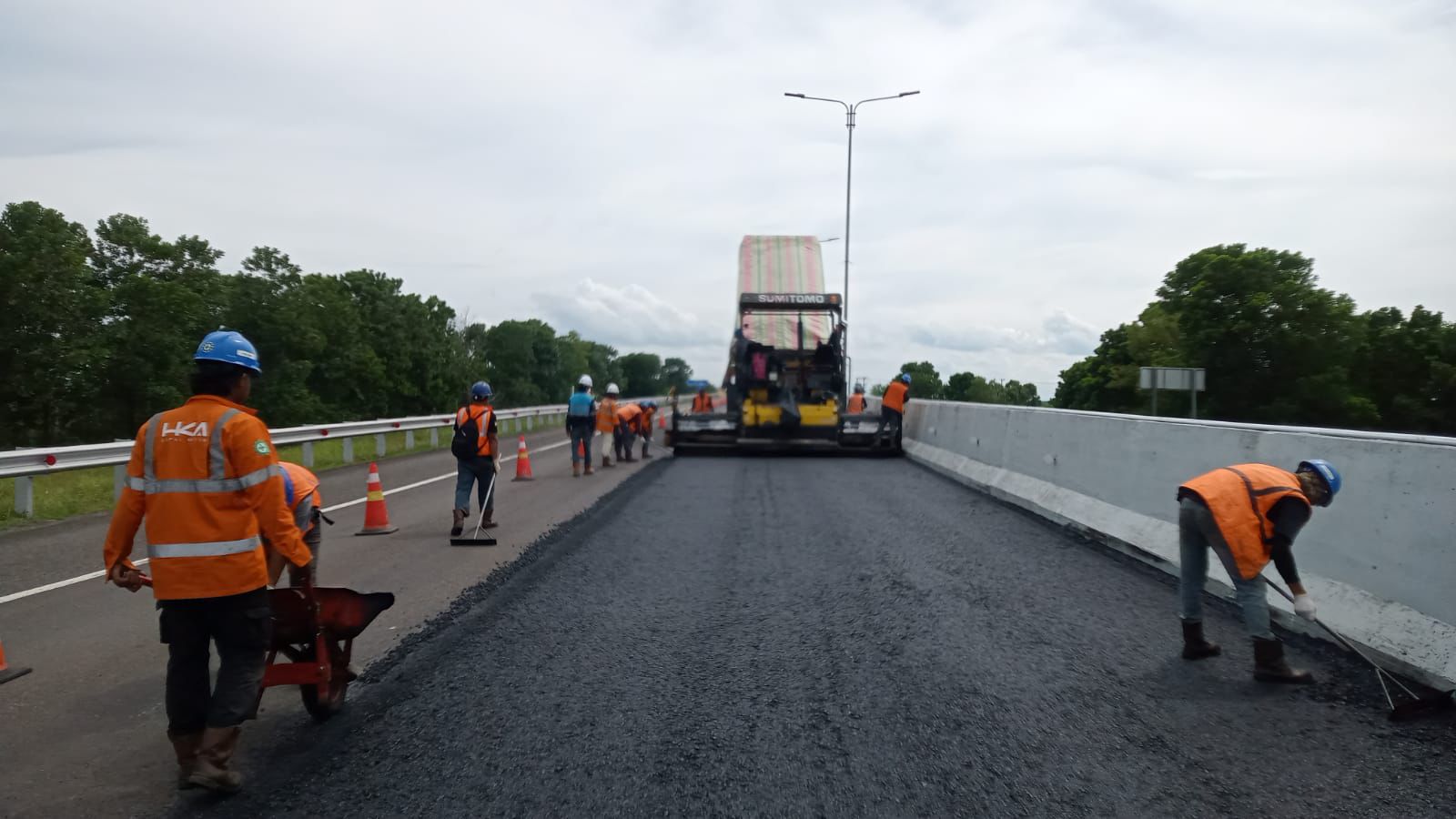 Jadi Jalur Strategis Libur Nataru 2025/2026, Hutama Karya Lakukan Pemeliharaan Jalan Tol Terpeka dan Palindra