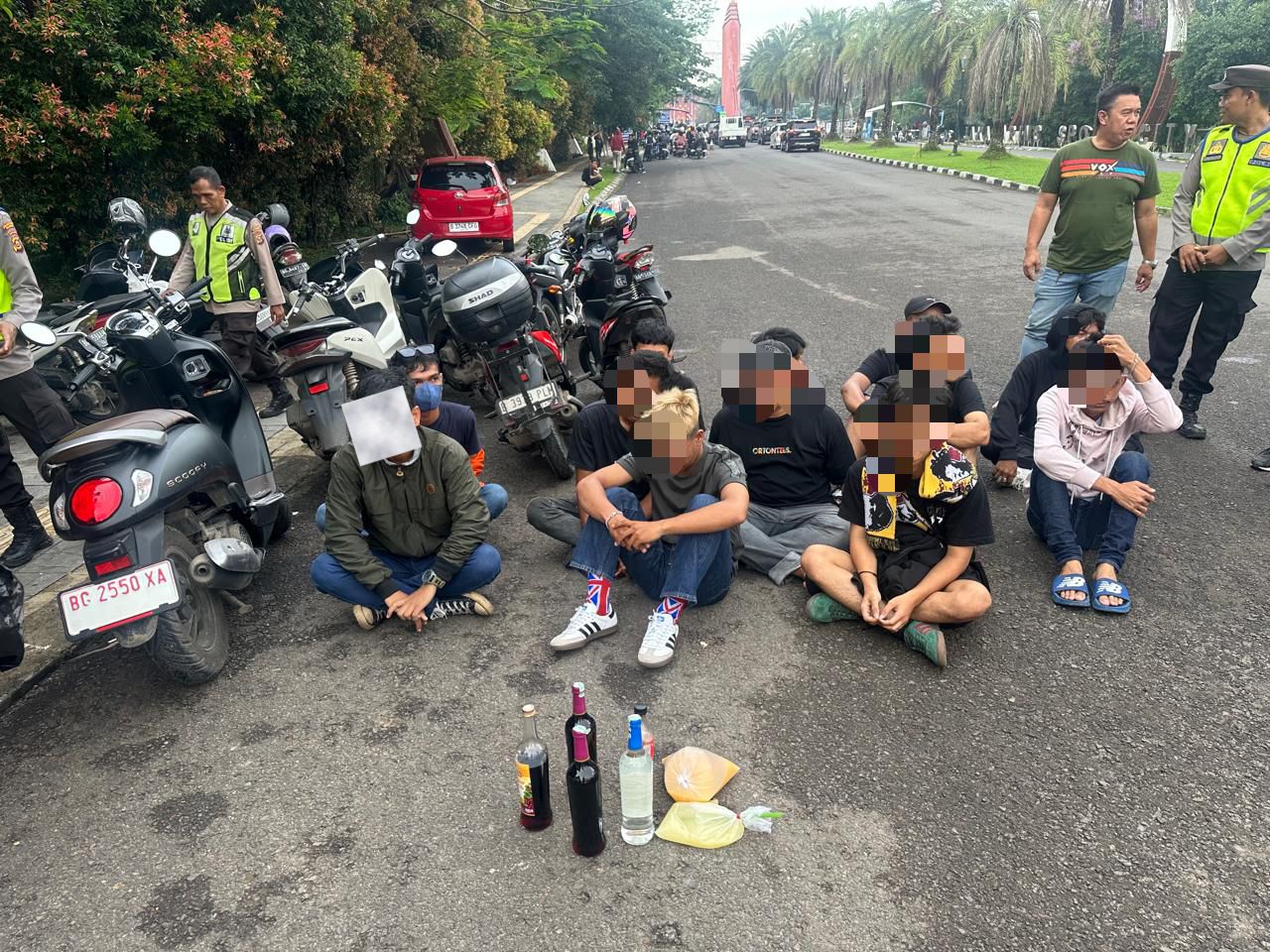 Bikin Malu! Belasan Oknum Supporter Terciduk Bawa Minum Keras di Stadion GSJ, Begini Nasibnya 