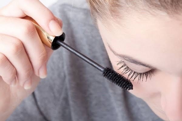 Ingin Bulu Mata Nampak Lentik Sepanjang Hari Tanpa Eyelash Extension? Coba Tips Make Up Ini