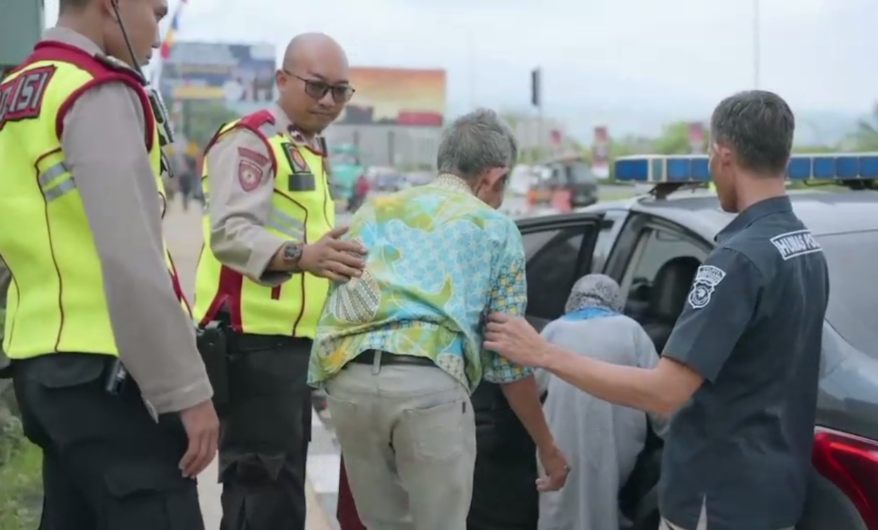 DUH SENANGNYA! Kerinduan Sepasang Lansia Nekat Jalan Kaki Menyusuri Tol Cisumdawu Terobati