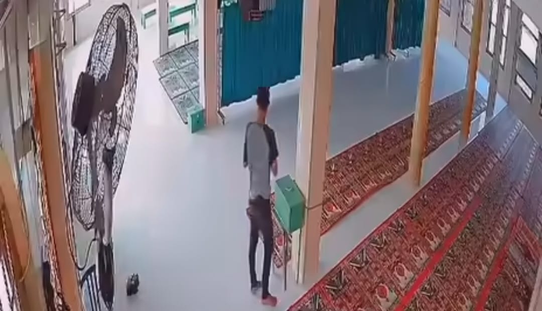 4 Buah Kotak Amal Masjid Darut Taqwa Seberang Ulu Palembang Dibobol Maling, Aksi Pelaku Terekam CCTV 