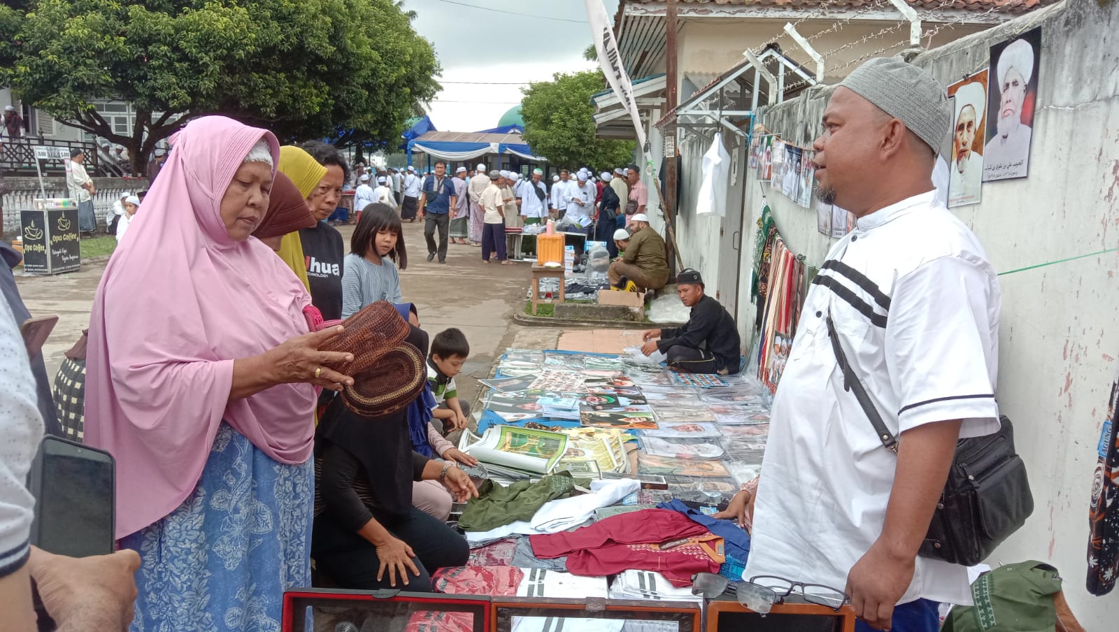 Kopiah Resam Laris Manis di Ziarah Kubro