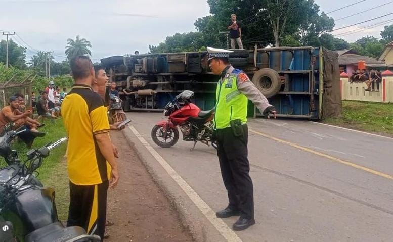 Fuso Terguling Melintang di Jalan, Jalintim Palembang-Jambi Macet Total Lagi