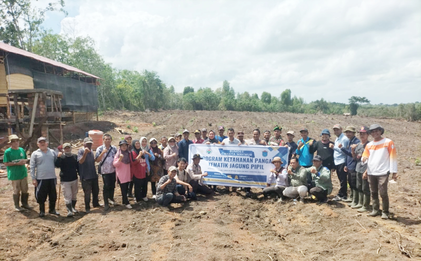 Dukung Program Ketahanan Pangan, Pemdes Kasih Raja dan Polsek Tanjung Batu Lakukan Penanaman Jagung