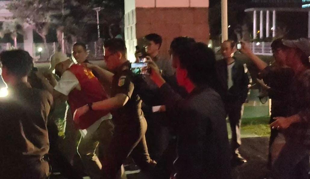 Tersangka Korupsi Akuisisi Saham PT Bukit Asam Tbk Rp100 Miliar 'Ngacir' Saat Disorot Media