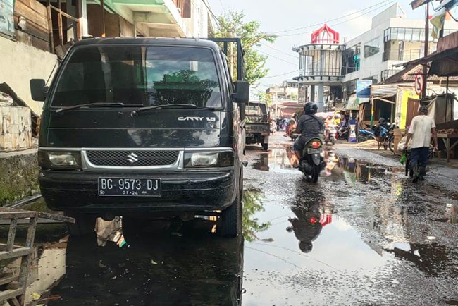 Selokan Mampet, Air Pembuangan Genangi Jalan 