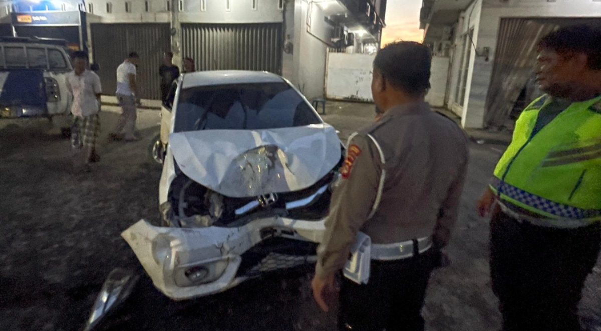 Hilang Kendali Honda Brio Hantam Salon di Jalan Dr M Isa Palembang, Pengendara Tewas di Tempat
