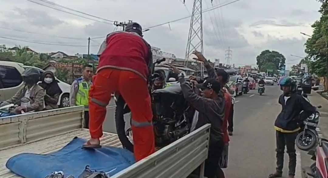Pengendara Motor Shogun Hantam Pick Up hingga Sekarat di Jalan Demang Palembang
