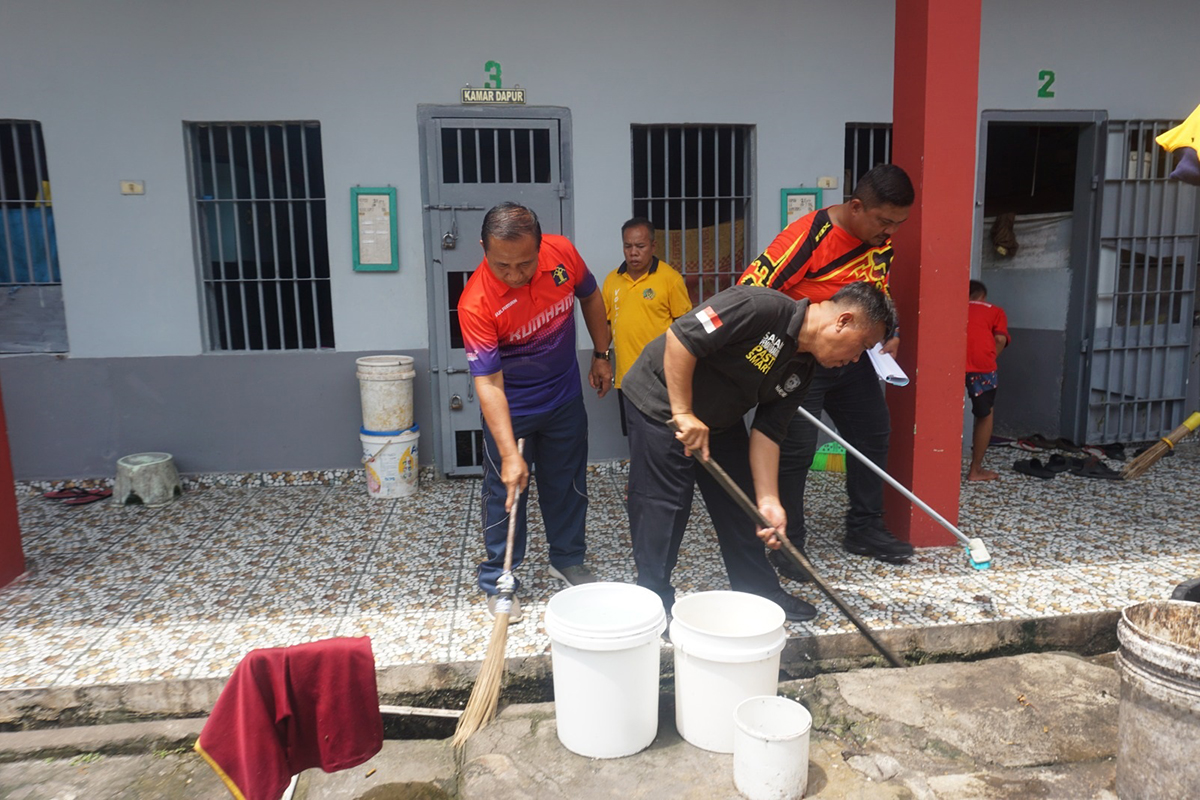 Semarak HBP ke 60 Pemasyarakatan Sehat, Lapas Narkotika Muara Beliti Ajak WBP Pembersihkan MCK serta Drainase