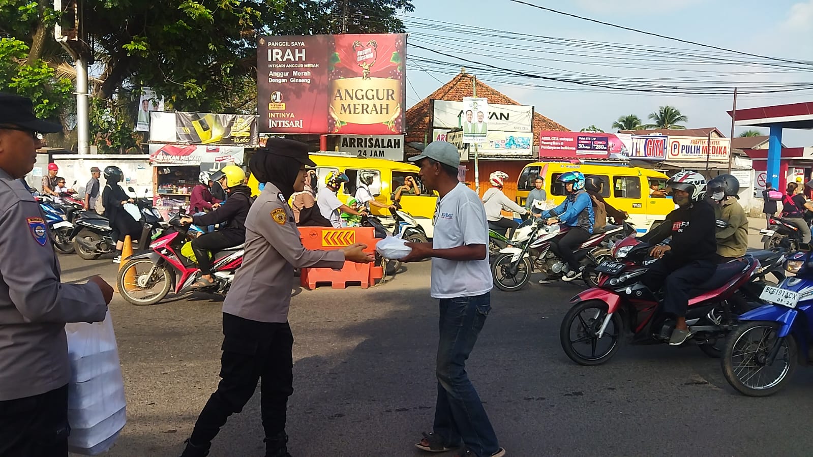 Terima Bingkisan dari Polwan, Pekerja Harian di Palembang Sebut Kami Juga Butuh Diperhatikan 