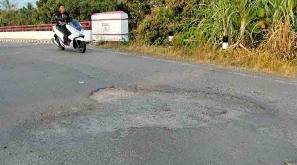 Warga Keluhkan Oprit Jembatan Panai Kecamatan Sanga Desa, Musi Banyuasin, Berlubang Besar