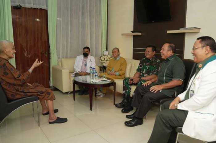 Panglima TNI Besuk Wapres Try Sutrisno, Kepala RSPAD Kabarkan Bisa Segera Pulang 