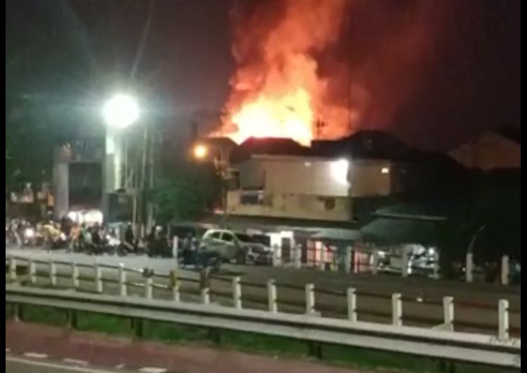 BREAKING NEWS: Api Lalap Rumah Warga di Kecamatan Seberang Ulu I 