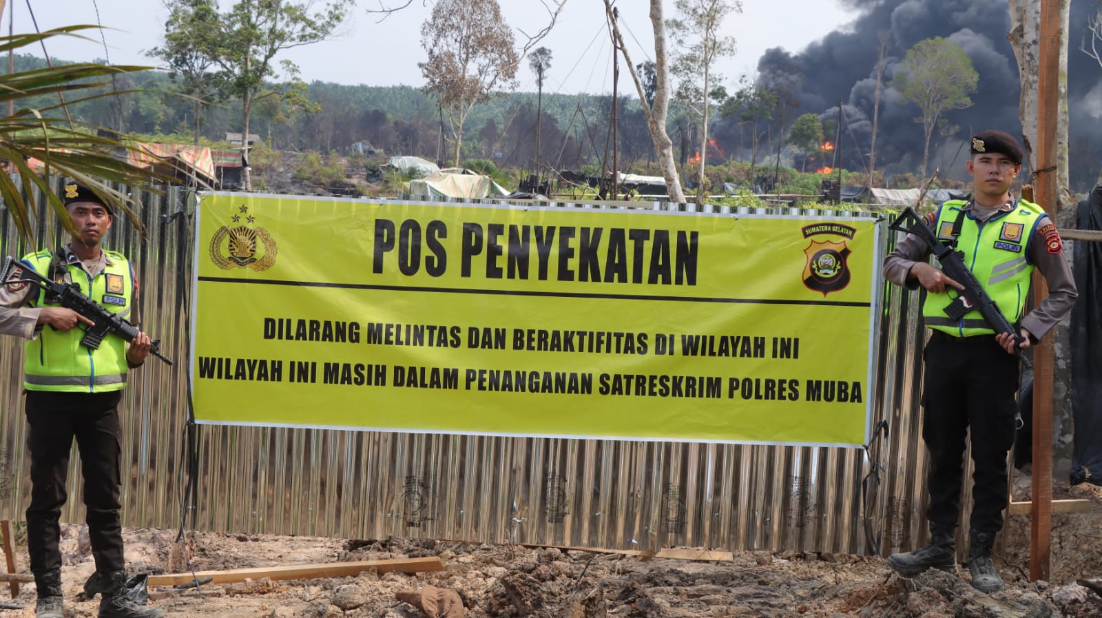 Cegah Warga Masuk, Polisi Buat Perimeter di Sekitar Lokasi Sumur Minyak Ilegal Sungai Parung yang Terbakar