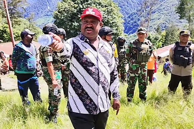 UPDATE, Bupati Bangga Pilot Yosep Terbang Ditengah Ancaman KKB, Willem Wandik: Papua Maju Anak Wajib Sekolah  