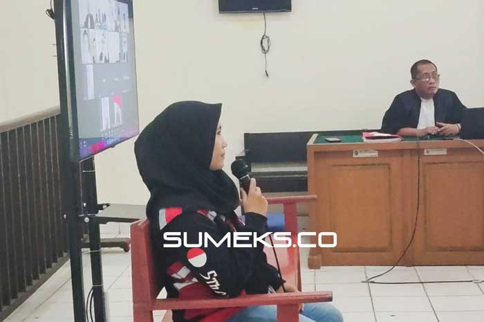 Kenakan Seragam Ojol, Dina Hadiri Sidang Pembunuh Suaminya